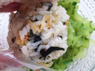 29、五彩饭团,捏好的饭团往黄瓜碎里滚一圈