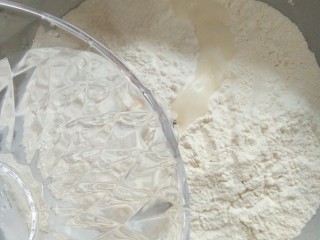 1、鸡蛋灌饼,面粉中加适量温水,和成面团(加水要少量多次)