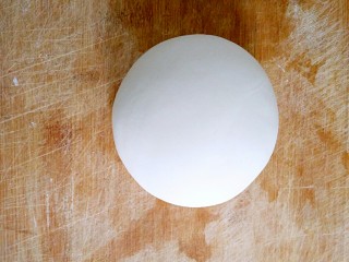 2、鸡蛋灌饼,将和好的面团醒20分钟,然后再揉光滑。