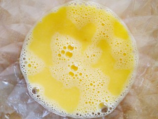 5、鸡蛋灌饼,鸡蛋打散成蛋液。