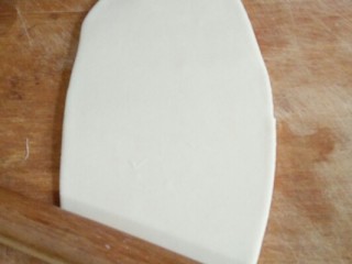 6、鸡蛋灌饼,面醒好后,取适量的面剂,擀成牛舌状。