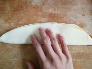 8、鸡蛋灌饼,对折一下。