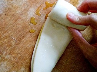 9、鸡蛋灌饼,然后从一边卷起。