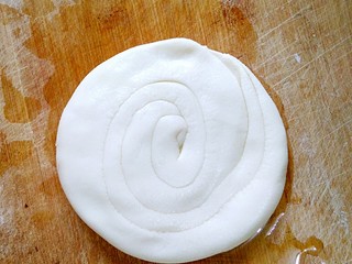 11、鸡蛋灌饼,压扁。