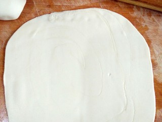 12、鸡蛋灌饼,然后擀薄成饼,我用的这个锅是方形的,我就擀了个和锅大小一样的方形。(饼的形状根据自己家锅形状就可以)