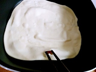 14、鸡蛋灌饼,小火加盖慢慢烙,同时观察,待面饼起大泡时,用筷子将大泡处戳个孔。