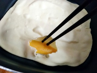 15、鸡蛋灌饼,然后将打好的鸡蛋液灌入饼内。