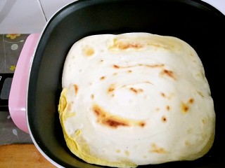 16、鸡蛋灌饼,翻面继续小火烙,待两面金黄后将饼取出放一旁待用。