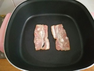 17、鸡蛋灌饼,锅还是小火,将培根直接下锅煎熟。