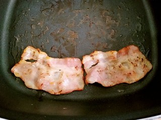18、鸡蛋灌饼,煎培根也不用放油,培根自己会出油的。