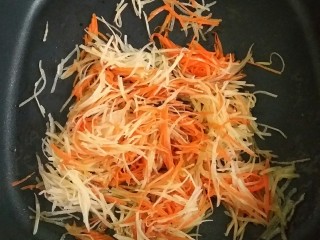 19、鸡蛋灌饼,培根煎好后取出,直接用煎过培根的油炒土豆丝和胡萝卜丝,加入少许香醋和盐,鸡精。