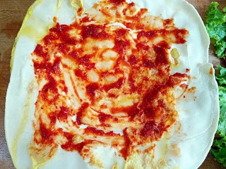 20、鸡蛋灌饼,在烙好的饼上涂上自己喜欢口味的酱料,我喜欢辣,吃上是无辣不欢,所以我涂了很多辣酱。