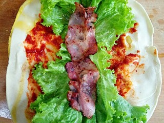 21、鸡蛋灌饼,铺上生菜和煎好的培根。