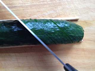 4、蓑衣黄瓜,一面直角刀切好后，再翻面切斜刀，大约45度角