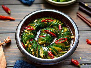 11、蓑衣黄瓜,最后将调料汁均匀浇到蓑衣黄瓜上就可以开吃啦