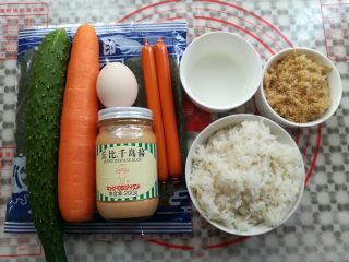 1、金顶寿司,做寿司用的主要材料准备好，寿司醋用白醋加白砂糖按2：1的比例调制好