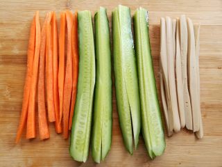 4、金顶寿司,胡萝卜，黄瓜，火腿肠切成细条备用