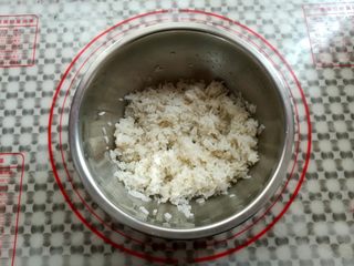 5、金顶寿司,取一个干净的盆子，把米饭和寿司醋混合一下