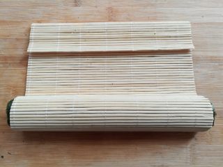 9、金顶寿司,整个寿司饭团往前卷，卷的过程中可以稍微压一下帮助定型