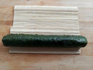 10、金顶寿司,寿司卷好以后放一边，再继续卷其他的2个