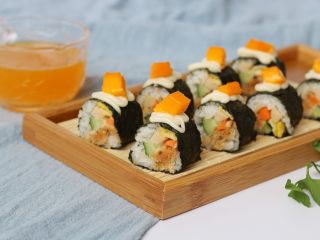 13、金顶寿司,某人说想体验一下芒果寿司，然后就顺便在寿司上加了点芒果，好像口味还不错