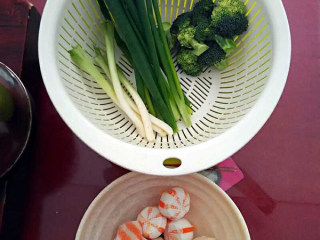 1、葱香米粉汤,先把需要的材料准备下，洗干净备用（西兰花刻朵、葱白切丁、葱叶切段）