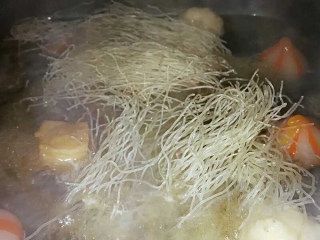 4、葱香米粉汤,水烧开加入米粉条用锅铲压下去继续加盖煮上3分钟（米粉不易烂根据实际情况增加时间）