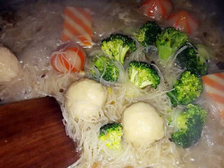 5、葱香米粉汤,米粉差不多7分熟就可以放入西兰花搅动一下加盖一分钟西兰花和米粉就差不多都熟了