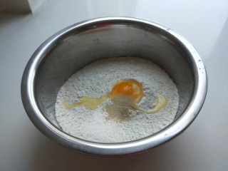 1、豆沙卷,面粉200克，鸡蛋1个，加入1克酵母。