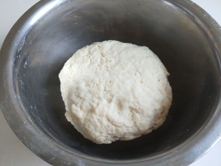 2、豆沙卷,合成面团，合好的不是很光滑的，要醒放10钟。