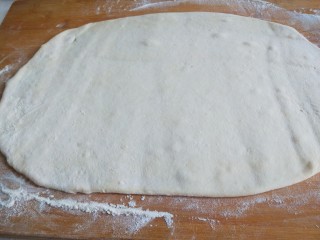 6、豆沙卷,擀成一个大面片。