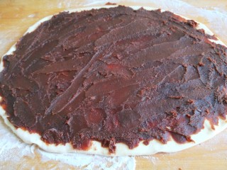 7、豆沙卷,涂抹一层豆沙卷起一个卷。