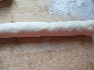 8、豆沙卷,卷好的不是很细，要用手慢慢搓成细卷。