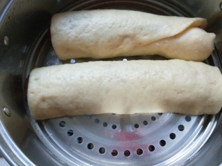 11、豆沙卷,蒸熟的豆沙卷稍微凉一下拿出来。