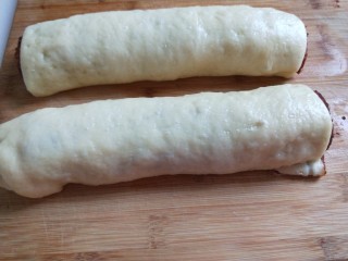 12、豆沙卷,放在案板切成小段。
