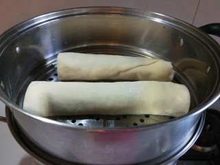 9、豆沙卷,切成两段放入蒸锅，二次发酵20分钟。