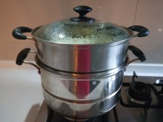 10、豆沙卷,开火蒸15分钟即可关火，5分钟后打开。