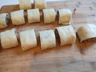 13、豆沙卷,要用快刀切成一样大的豆沙卷。