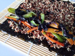 8、健康低卡餐-秘鲁三色藜麦寿司,放入步骤7中配料