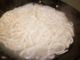4、一碗面条+豆芽肉丝面,锅里放足够的水，水开加一勺盐（这样煮好的明天劲道）下面条煮8成熟