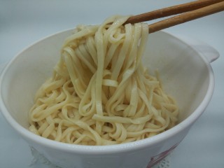 5、一碗面条+豆芽肉丝面,面条捞出，控水，加芝麻油少许，迅速翻拌，放通风地方，晾至面条表面微干