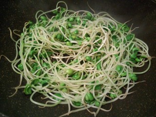 6、一碗面条+豆芽肉丝面,热锅，不放油，直接放黑豆芽翻炒（这样可以炒出豆芽的水分）炒至黑豆芽微软，盛盘