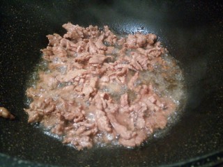 7、一碗面条+豆芽肉丝面,锅里放油，放生姜，蒜泥炒香，下肉丝翻炒变色