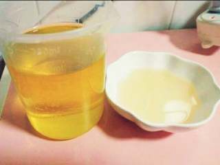 1、自制沙拉酱,油和寿司醋，家里没有白醋就用这代替了，发现也很好！油用的橄榄油和玉米油混合的呵呵，用这个量杯，打发时很好添加！