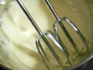 2、自制沙拉酱,蛋黄加糖粉打发