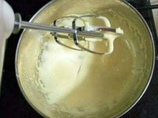 3、自制沙拉酱,打到蛋黄浓稠一些就可以了！