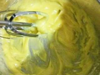 4、自制沙拉酱,开始加油吧，一次尽量少一些，打发一会儿就会变得很浓厚，这时就可以加一点白醋，加上白醋马上就会变得稀薄了一些，一定要打均匀然后再加上油继续打发！如此反复多次添加！