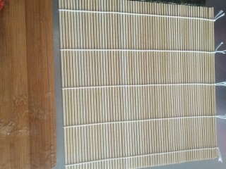 1、寿司????,准备好要用的寿司工具：寿司帘