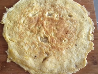 5、寿司????,鸡蛋打散，入锅烙成鸡蛋饼。