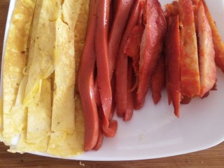 6、寿司????,鸡蛋饼切条、火腿肠切条、鸡柳切条。